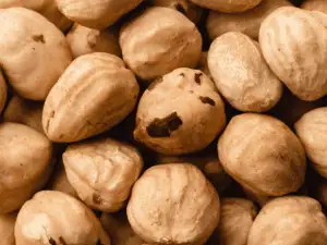 Come tostare le nocciole in forno, friggitrice ad aria, nel microonde e in padella.